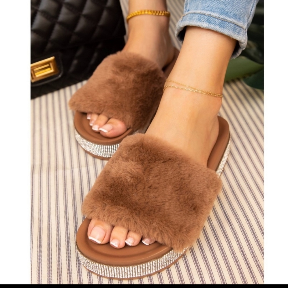 NWT Mata Size 8.5 Fur Slip-On Rhinestone Platform Sandals